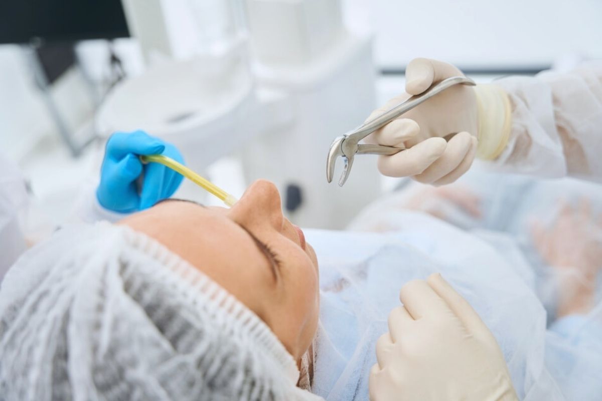 Signs Your Cracked Molar May Need a Tooth Extraction